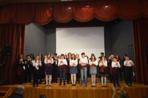 Χορευτές του Λαϊκού Εργαστηρίου Πάτρας σε παραδοσιακό χορό στη σκηνή, 2024