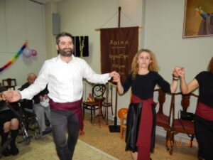 Μέλη της χορευτικής ομάδας χορεύουν με συμμετέχοντες, Άσυλο Ανιάτων 2019
