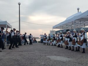 Χορευτές του Λαϊκού Εργαστηρίου Πάτρας χορεύουν χορούς της Μακεδονίας, 27η Έκθεση Κρήτη 2022