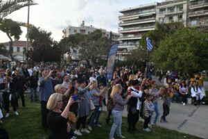 Πλήθος κόσμου παρακολουθεί την περατζάδα των χορευτικών συγκροτημάτων, Πάτρα 2022