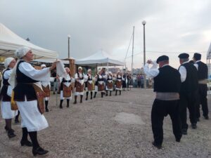 Χορευτές του Λαϊκού Εργαστηρίου Πάτρας χορεύουν χορούς της Μακεδονίας, 27η Έκθεση Κρήτη 2022
