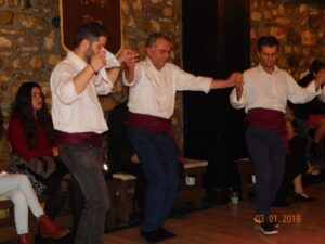 Χορευτές του Λαϊκού Εργαστηρίου Πάτρας σε στιγμή χορού, 2019