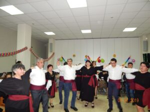Μέλη της χορευτικής ομάδας χορεύουν με συμμετέχοντες, Άσυλο Ανιάτων 2019