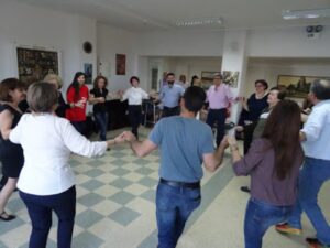 Στιγμή χορού με πολλούς συμμετέχοντες, ευγηρείο 2018