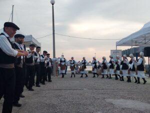 Χορευτές του Λαϊκού Εργαστηρίου Πάτρας χορεύουν χορούς της Μακεδονίας, 27η Έκθεση Κρήτη 2022