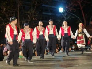 Χορευτές του Λαϊκού Εργαστηρίου Πάτρας σε παραδοσιακό χορό, Ψηλά Αλώνια 2022
