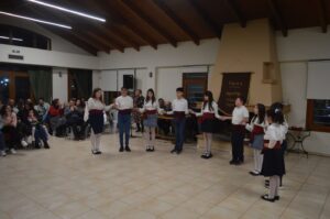 Η ομάδα ενηλίκων του Λαϊκού Εργαστηρίου Πάτρας σε παραδοσιακό χορό, Ιχθυόσκαλα 2025