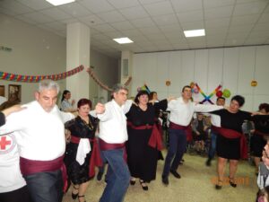Μέλη της χορευτικής ομάδας χορεύουν με συμμετέχοντες, Άσυλο Ανιάτων 2019
