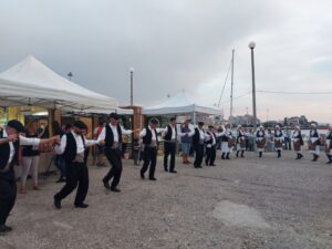 Χορευτές του Λαϊκού Εργαστηρίου Πάτρας χορεύουν χορούς της Μακεδονίας, 27η Έκθεση Κρήτη 2022