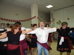 Μέλη της χορευτικής ομάδας χορεύουν με συμμετέχοντες, Άσυλο Ανιάτων 2019