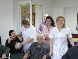 Στιγμή συζήτησης πριν το γλέντι στο ευγηρείο, 2018