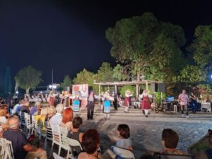 Κοινό παρακολουθεί την παράσταση στο αμφιθέατρο της πλατείας Χορμόβα, Αντίρριο 2024