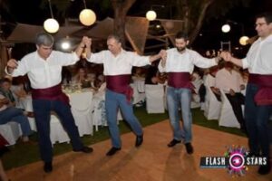 Χορευτές σε παραδοσιακό χορό στη Μεσσηνιακή Βραδιά, Παραλία Πατρών 2017
