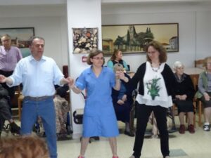 Μέλη της χορευτικής ομάδας και εργαζομενοι χορεύουν στην αίθουσα, 2018