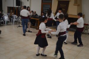 Το εφηβικό τμήμα του Λαϊκού Εργαστηρίου Πάτρας χορεύει στην κοπή της πίτας, 2025