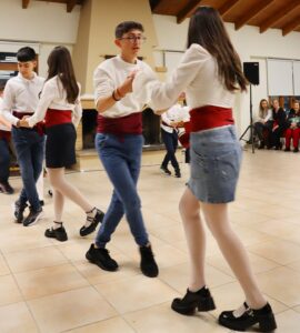 Το εφηβικό τμήμα του Λαϊκού Εργαστηρίου Πάτρας χορεύει στην κοπή της πίτας, 2025