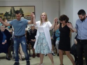 Στιγμή χαράς κατά τον χορό στο ευγηρείο, 2018