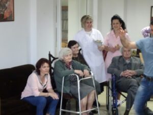 Στιγμή χορού με συμμετέχοντες γύρω από τραπέζι, 2018