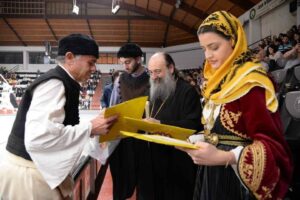Ο Μητροπολίτης Πατρών κ.κ. Χρυσόστομος απονέμει αναμνηστικό στο Λαϊκό Εργαστήρι Πάτρας, 2019