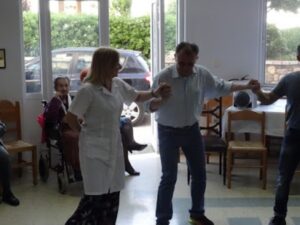 Στιγμή χορού με δύο μέλη της χορευτικής ομάδας, 2018