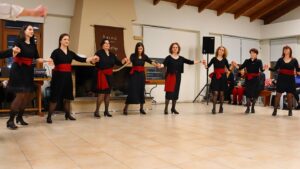 Η ομάδα ενηλίκων του Λαϊκού Εργαστηρίου Πάτρας σε παραδοσιακό χορό, Ιχθυόσκαλα 2025