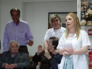 Η Διευθύντρια Ανδριάνα Τσαγκάρη μιλάει στους παρεβρισκόμενους