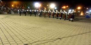 Χορευτές σε σειρά χορεύουν χορούς του νομού Σερρών, Αντίρριο 2016