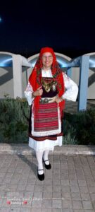 Χορεύτρια του Λαϊκού Εργαστηρίου Πάτρας με παραδοσιακή στολή, Πάτρα 2022