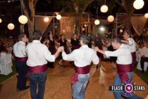 Χορευτές του Λαϊκού Εργαστηρίου Πάτρας σε κίνηση χορού, Μεσσηνιακή Βραδιά 2017