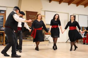 Η ομάδα ενηλίκων του Λαϊκού Εργαστηρίου Πάτρας σε παραδοσιακό χορό, Ιχθυόσκαλα 2025