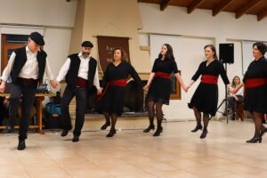 Η ομάδα ενηλίκων του Λαϊκού Εργαστηρίου Πάτρας σε παραδοσιακό χορό, Ιχθυόσκαλα 2025