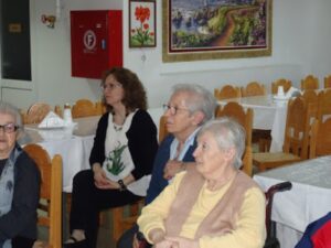 Ευρύ πλάνο της αίθουσας με τρόφιμους και επισκέπτες, 2018