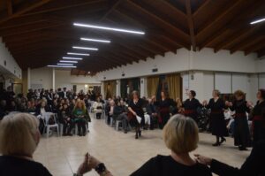 Κοινό παρακολουθεί την παράσταση στην εκδήλωση κοπής πίτας, 2025