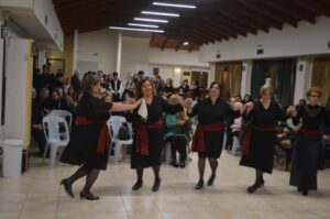 Η ομάδα ενηλίκων του Λαϊκού Εργαστηρίου Πάτρας σε παραδοσιακό χορό, Ιχθυόσκαλα 2025