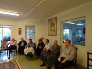 Ευρύ πλάνο της αίθουσας με τρόφιμους και επισκέπτες, 2018