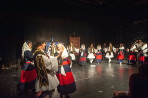 Οι χορευτικές ομάδες του Λαϊκού Εργαστηρίου Πάτρας σε παραδοσιακό χορό επί σκηνής, 2023