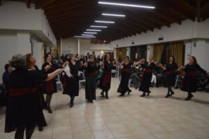Η ομάδα ενηλίκων του Λαϊκού Εργαστηρίου Πάτρας σε παραδοσιακό χορό, Ιχθυόσκαλα 2025