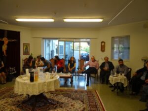 Ευρύ πλάνο της αίθουσας με τρόφιμους και επισκέπτες, 2018