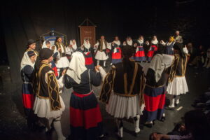 Οι χορευτικές ομάδες του Λαϊκού Εργαστηρίου Πάτρας σε παραδοσιακό χορό επί σκηνής, 2023