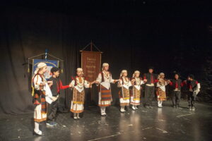 Οι χορευτικές ομάδες του Λαϊκού Εργαστηρίου Πάτρας σε παραδοσιακό χορό επί σκηνής, 2023