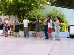 Παρουσιάστρια στη σκηνή του 21ου Σεργιανιού στην Παράδοση, Κηφισιά 2017