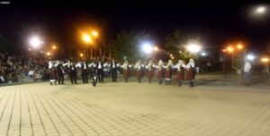 Χορευτές του Λαϊκού Εργαστηρίου Πάτρας στην πλατεία Χορμόβα, Αντίρριο 2016