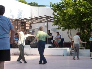 Χορευτές σε κύκλο στο αίθριο του Δημαρχείου Κηφισιάς, 2017