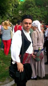 Ο Χοροδιδάσκαλος του Λαϊκού Εργαστηρίου Πάτρας Παναγιώτης Χαλκιόπουλος λίγο πρίν την παράσταση 2017