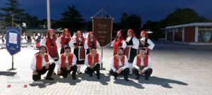 Χορευτές του Λαϊκού Εργαστηρίου Πάτρας σε ομαδική φωτογραφία, Πλαζ Αγυιάς 2022