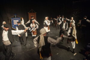 Οι χορευτικές ομάδες του Λαϊκού Εργαστηρίου Πάτρας σε παραδοσιακό χορό επί σκηνής, 2023