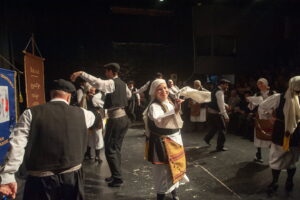Οι χορευτικές ομάδες του Λαϊκού Εργαστηρίου Πάτρας σε παραδοσιακό χορό επί σκηνής, 2023