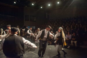Οι χορευτικές ομάδες του Λαϊκού Εργαστηρίου Πάτρας σε παραδοσιακό χορό επί σκηνής, 2023