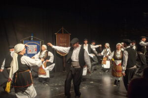 Οι χορευτικές ομάδες του Λαϊκού Εργαστηρίου Πάτρας σε παραδοσιακό χορό επί σκηνής, 2023