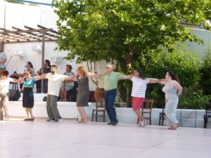 Χορευτές του Λαϊκού Εργαστηρίου Πάτρας σε παραδοσιακό χορό, Κηφισιά 2017